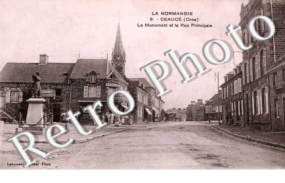 le monument et la rue principale