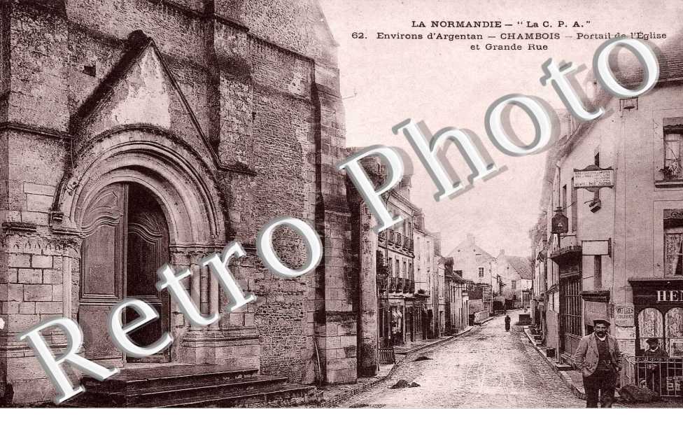 n°62. Portail de l'eglise et grande rue.