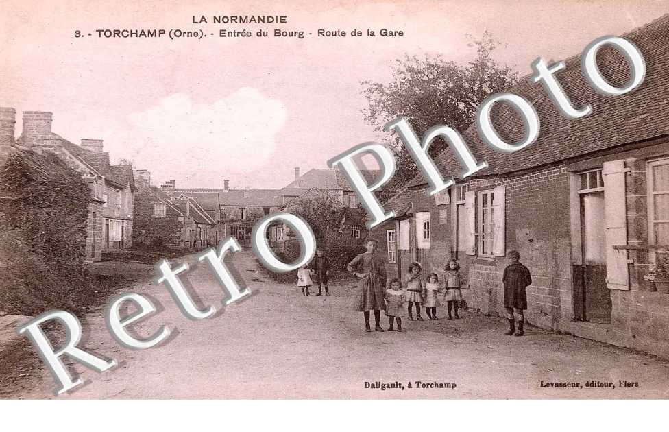 Entrée du bourg. Route de la gare