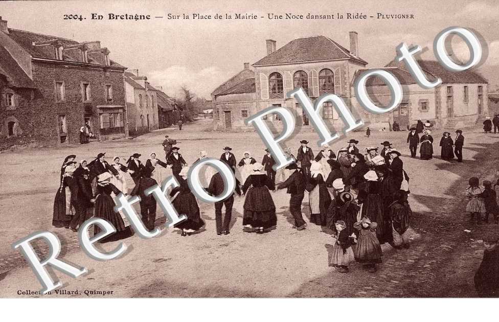Sur la place de la mairie - Une noce dansant la Ridee