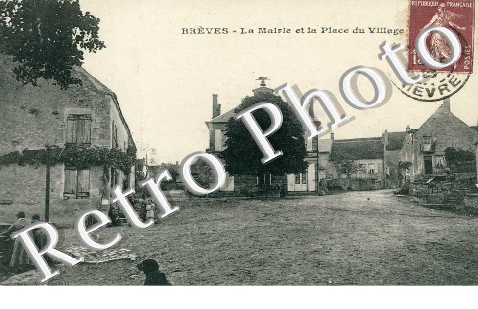 la mairie et la place du village