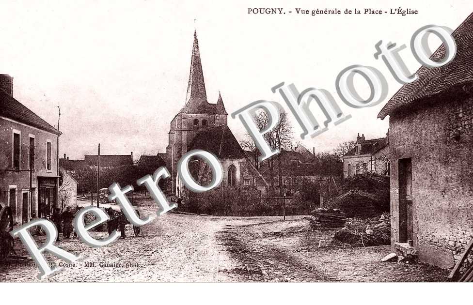 vue generale de la place, l'eglise