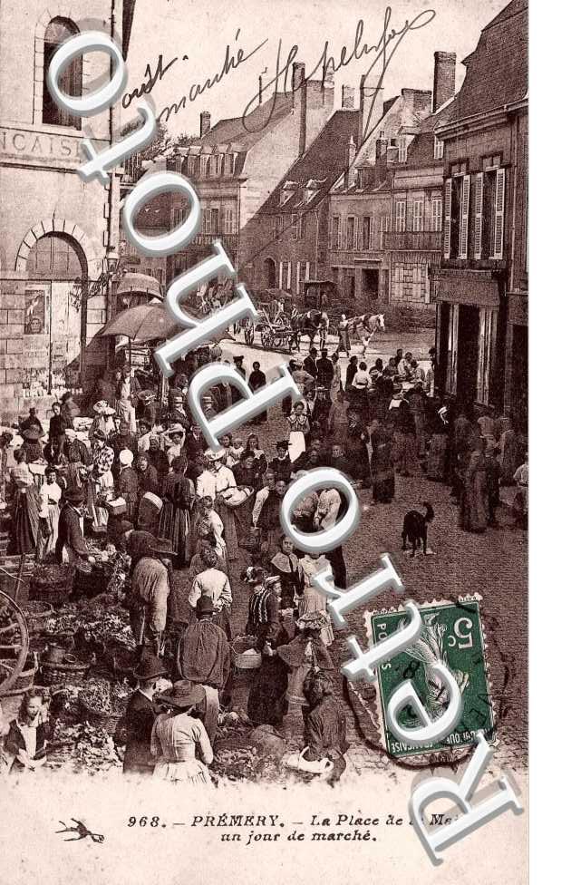 LA PLACE DE LA MAIRIE UN JOUR DE MARCHE
