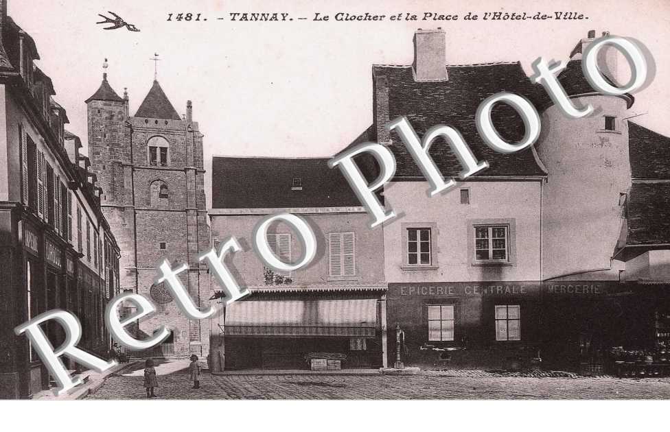 lke clocher et la place de l'hotel de ville