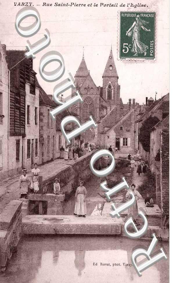 rue Saint Pierre et le portail de l'eglise