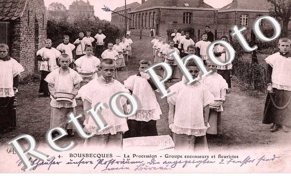 la procession, groupe encenseurs et fleuristes