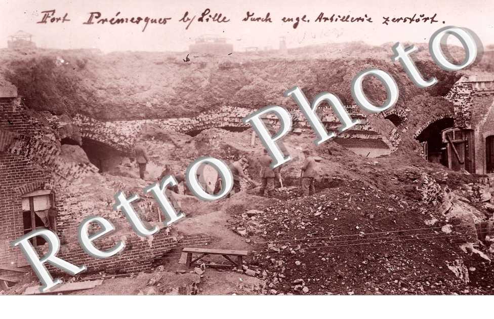 Militaires déblayant des Ruines
