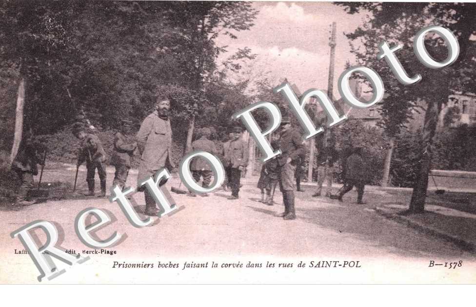 Prisonniers boches faisant la corvee dans les rues