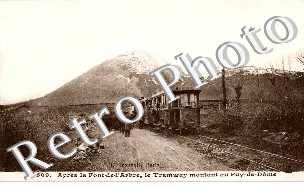 Après le Font de L'Arbre Le tramway montant au Puy de Dome