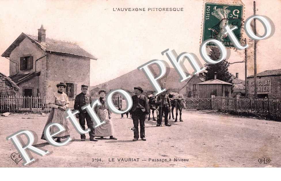 LE VAURIAT - PASSAGE A NIVEAU