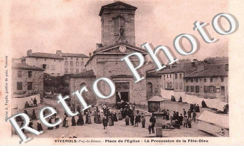 Place de l'eglise - la procession de la Fete-Dieu