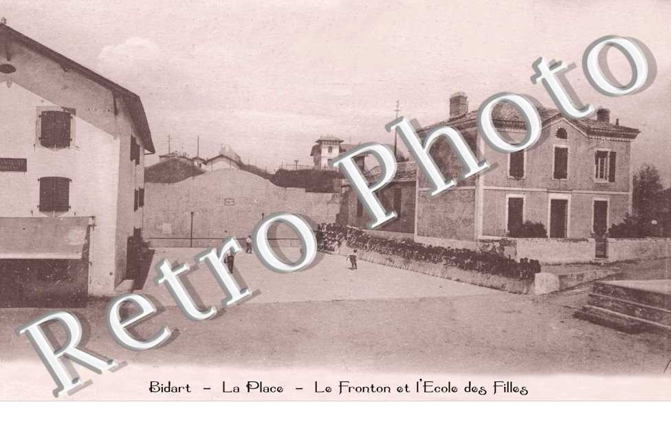 La Place - Le Fronton  et l'ecole des filles