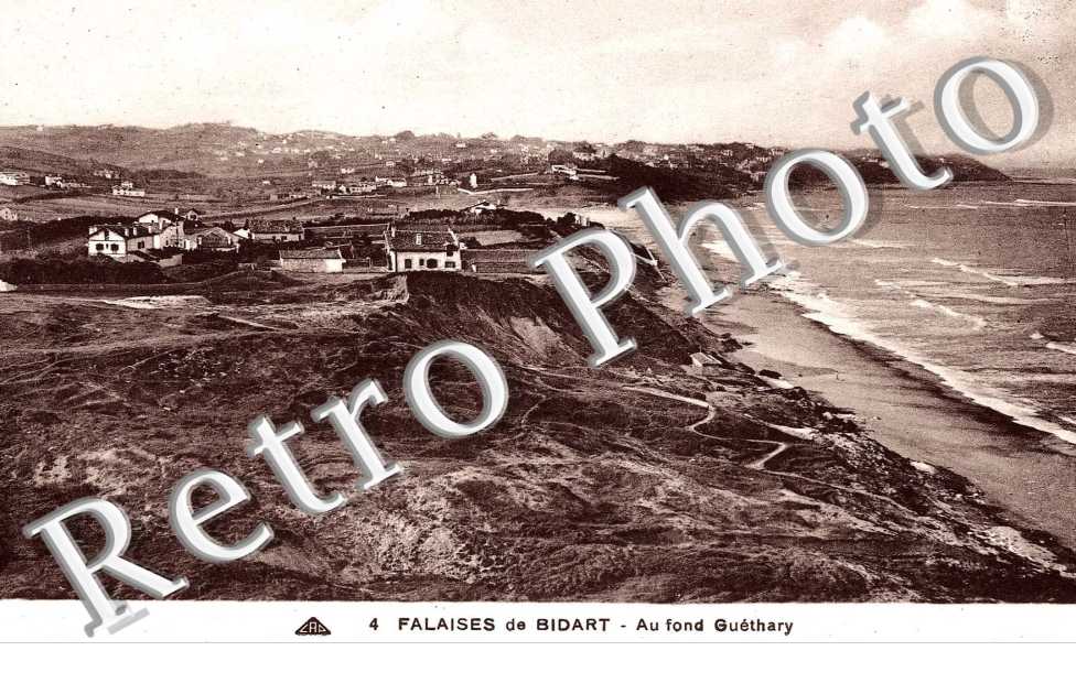 Falaises. Au fond Guéthary
