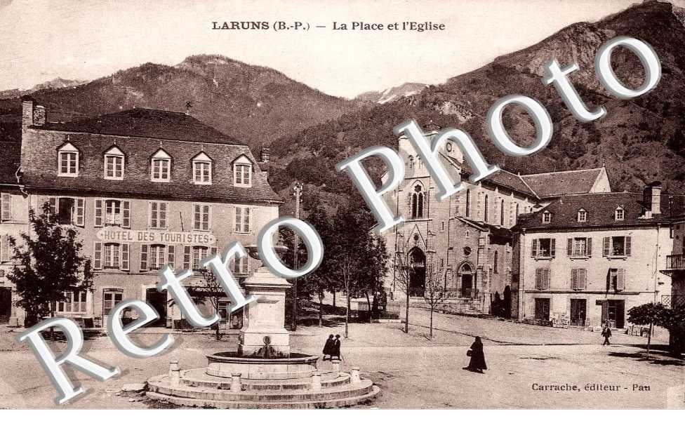 Laruns la place et l'eglise