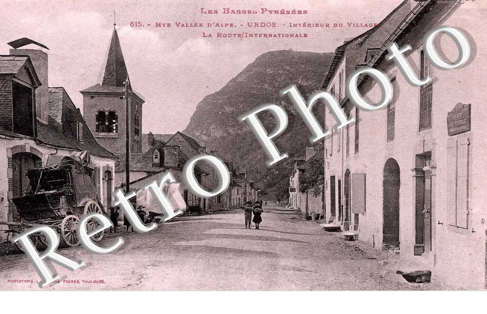 La route internationale - interieur du village