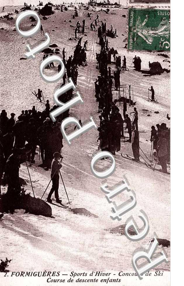 Sport d'hiver - concours de ski - course de descente enfants
