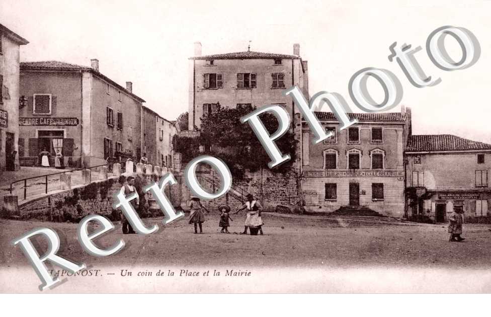 un coin de la place et la mairie