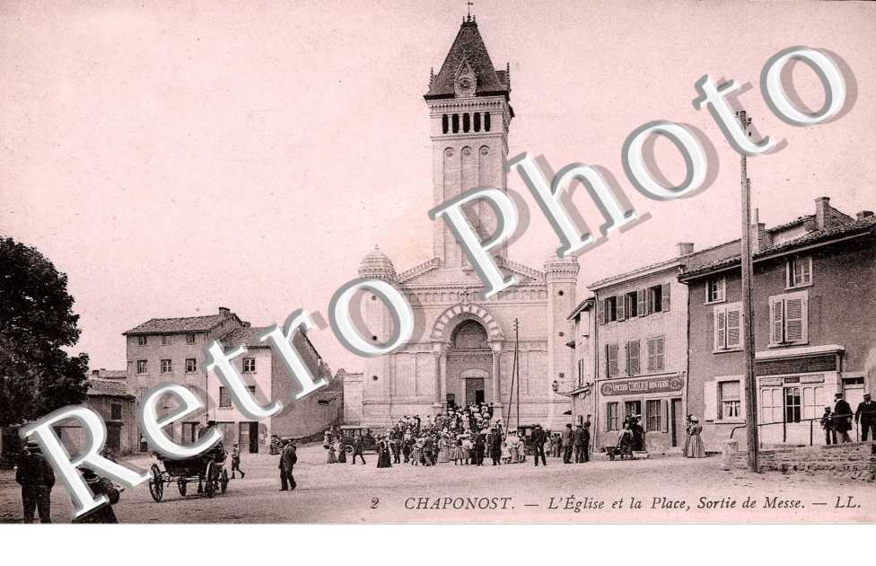 L'eglise et la place - sortie de Messe