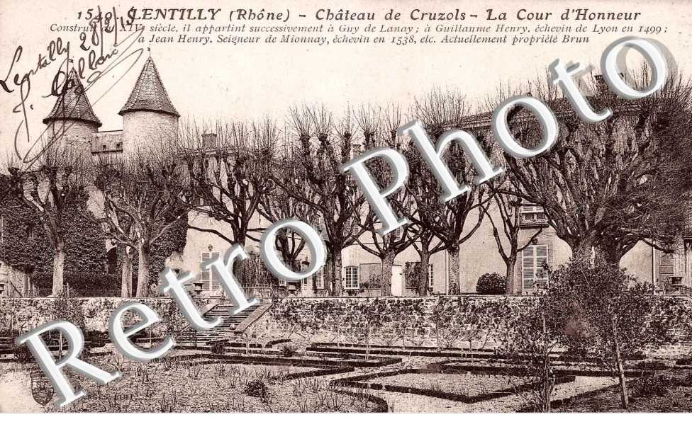 Chateau de Cruzols - La cour d'honneur