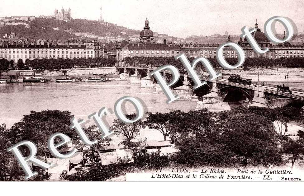 Le Rhone, pont de la Guillotiere, l'Hotel-Dieu et la colline de Fourviere