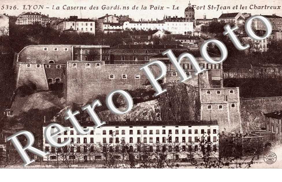 La caserne des gardiens de la paix. Le  fort Saint-Jean et les Chartreux