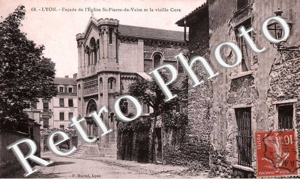 FACADE DE L'EGLISE SAINT-PIERRE-DE-VAISE et la vieille cure