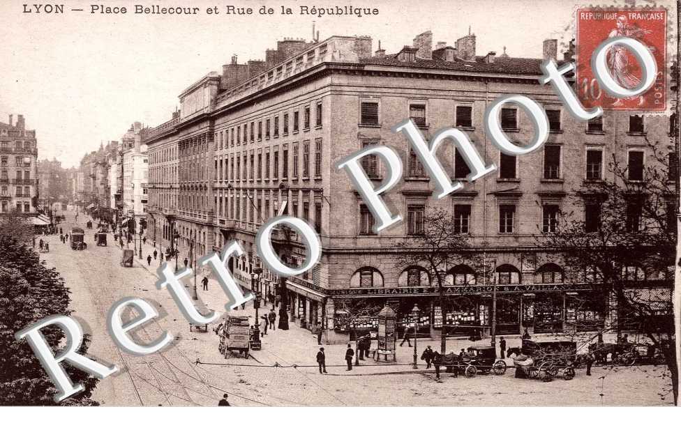PLACE BELLECOUR ET RUE DE LA REPUBLIQUE