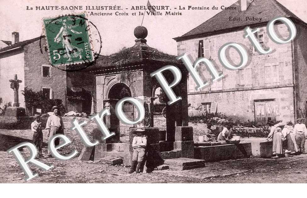la fontaine du centre, l'ancienne croix et la vieille mairie