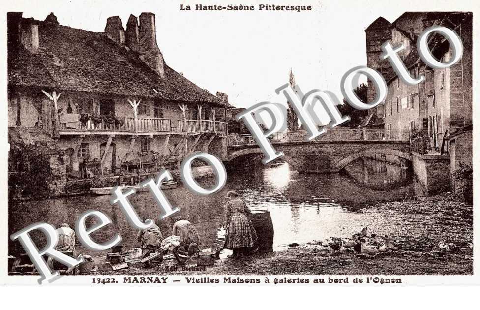Vieilles maisons a galeries au bord de l'Ognon