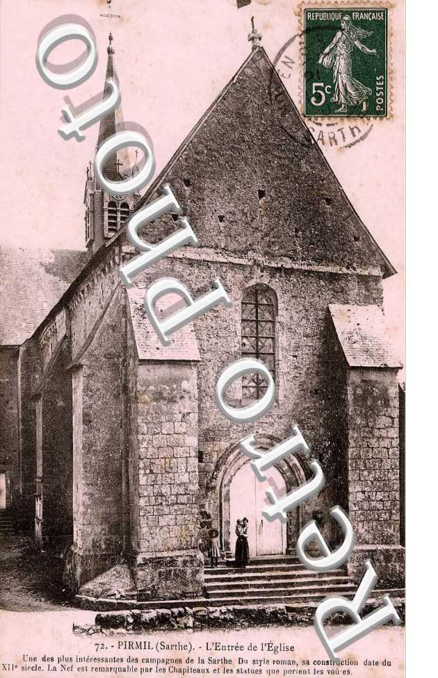 l'entrée de l'Eglise