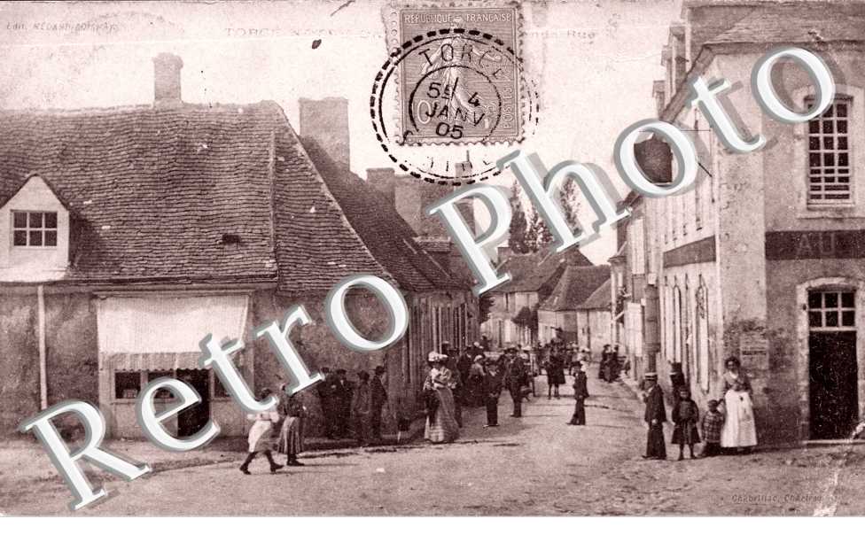 ( une rue du village )