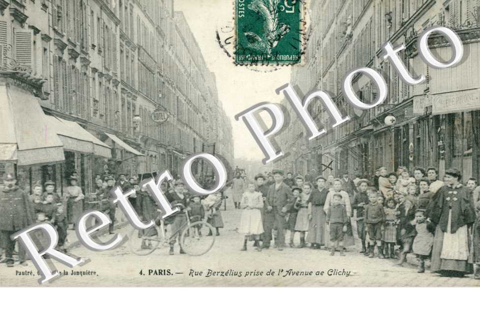 Rue Berzelius prise de l'avenue de Clichy