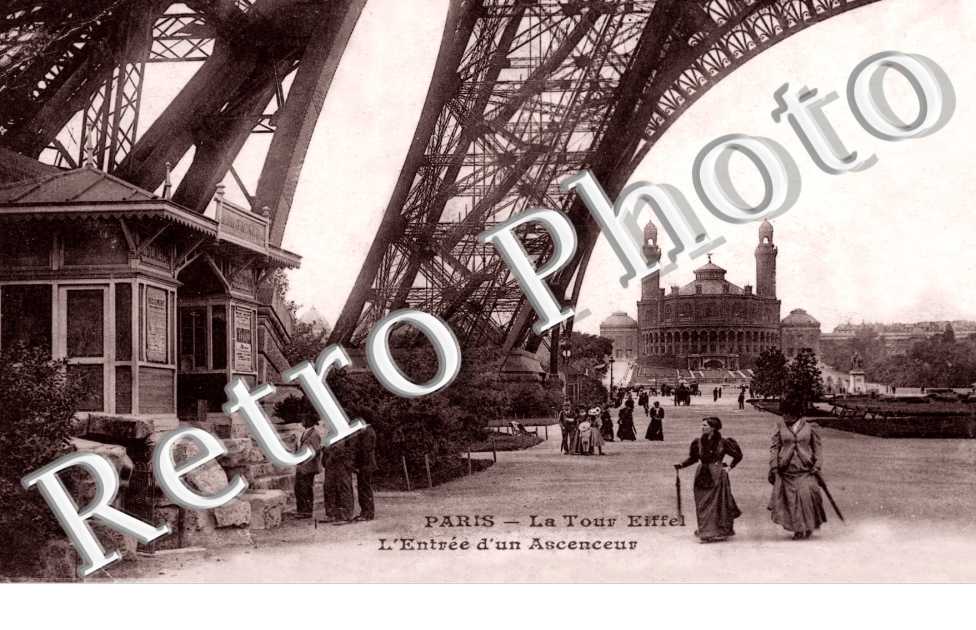 L'ENTREE D'UN ASCENSEUR TOUR EIFFEL CHAMP DE MARS