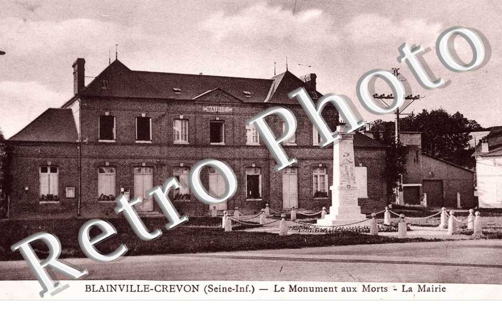Monument aux Morts et Mairie
