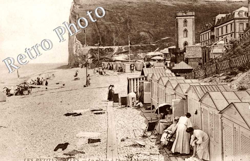 LES PETITES DALLES - LA PLAGE A L'HEURE DES BAINS