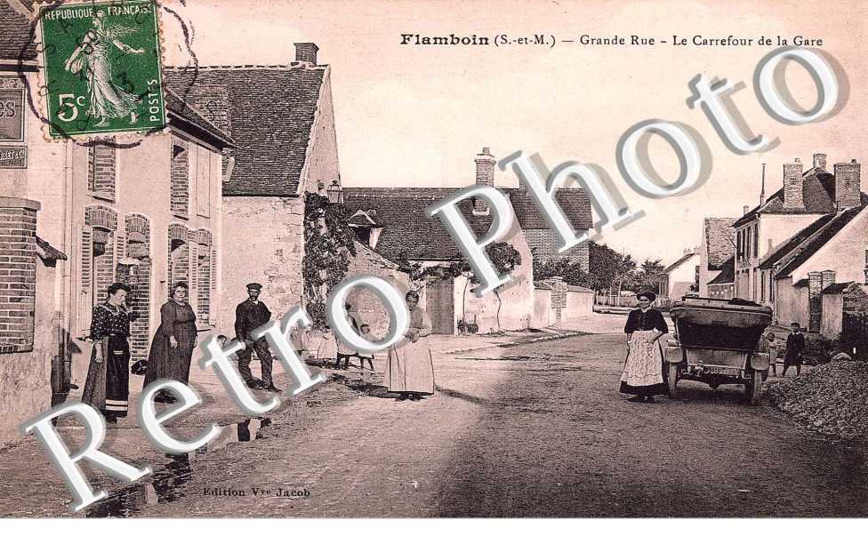 La grande rue et carrefour de la gare