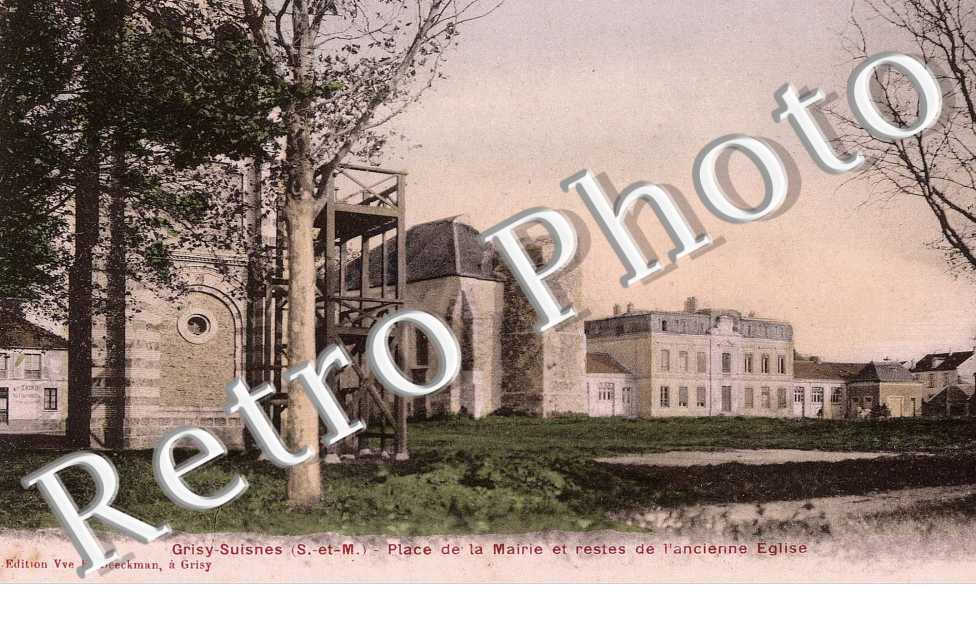 Place de la mairie et restes de l'ancienne eglises (couleur)