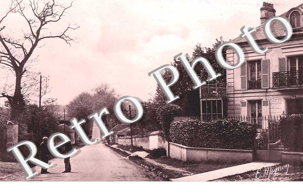 Une rue - Villa a droite