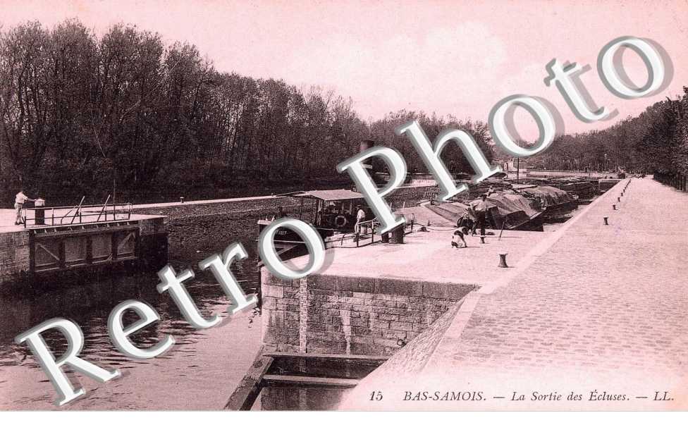 BAS-SAMOIS  La sortie des ecluses - peniches