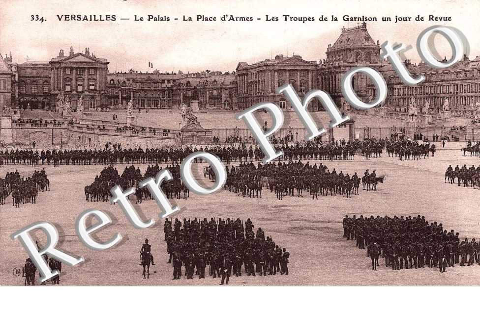 Le Palais, la Place d'Armes, les Troupes de  Garnison un jour de Revue