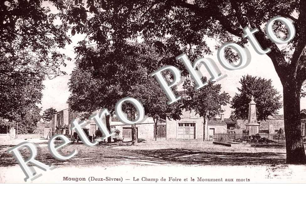LE CHAMP DE FOIRE ET LE MONUMENT AUX MORTS