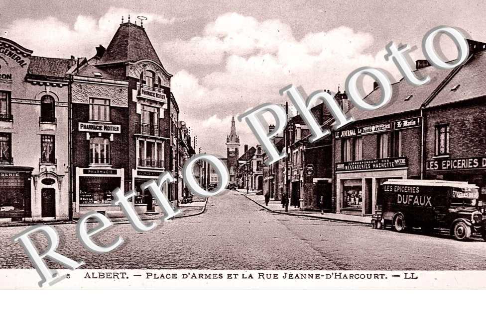 Place d'armes et la rue Jeanne-d'Harcourt