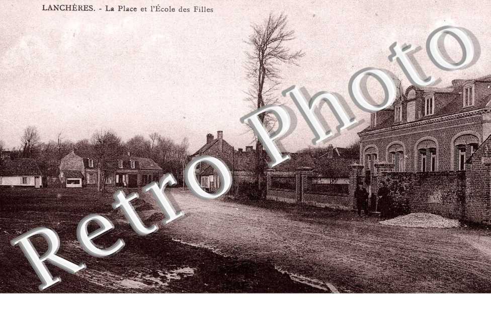 La Place et l'Ecole des Filles