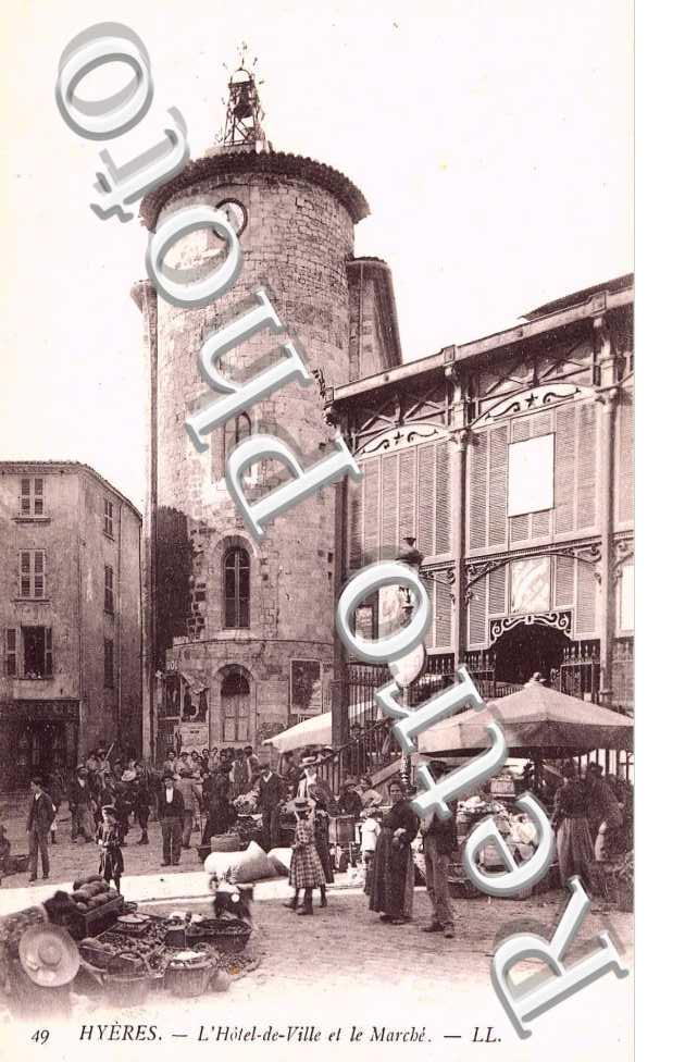 l'Hotel de Ville et le Marche