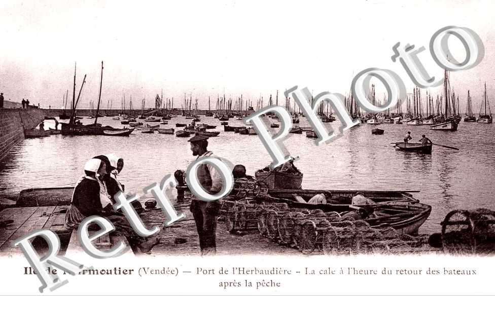 Port de l'Herbaudiere - La cale a l'heure du retour des bateaux apres la peche