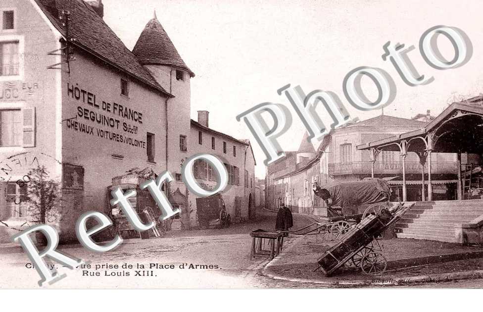 Vue Prise de la Place d'Armes - rue Louis XIII
