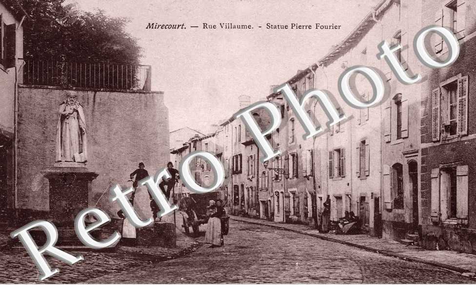 Rue Villaume - statue St Pierre Fourier