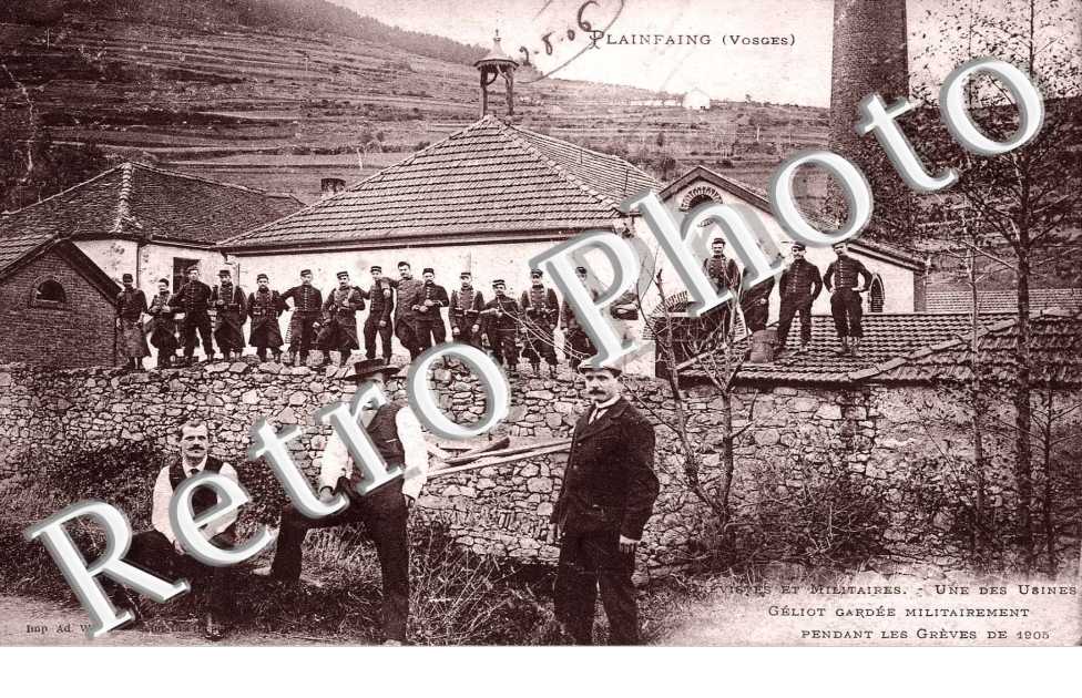 Grevistes et militaires - une des usines Geliot gardee militairement pendant les greves de 1905