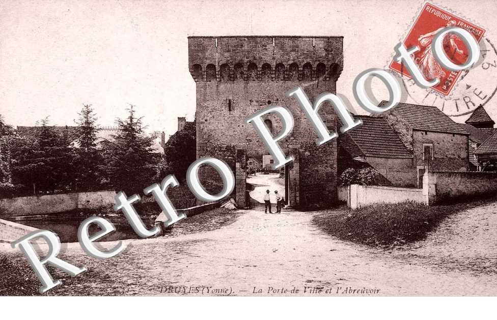 la porte de ville et l'abreuvoir