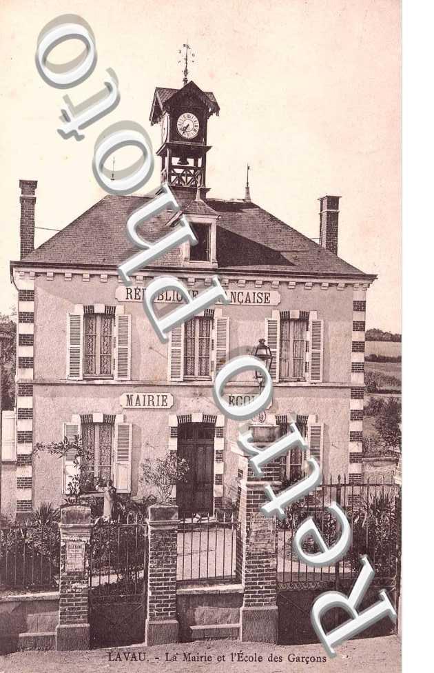 La mairie et l'ecole des garcons
